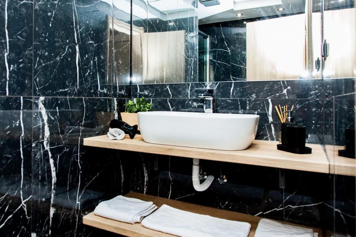 Contemporary And Chic Apartment In Central Athens Exterior photo