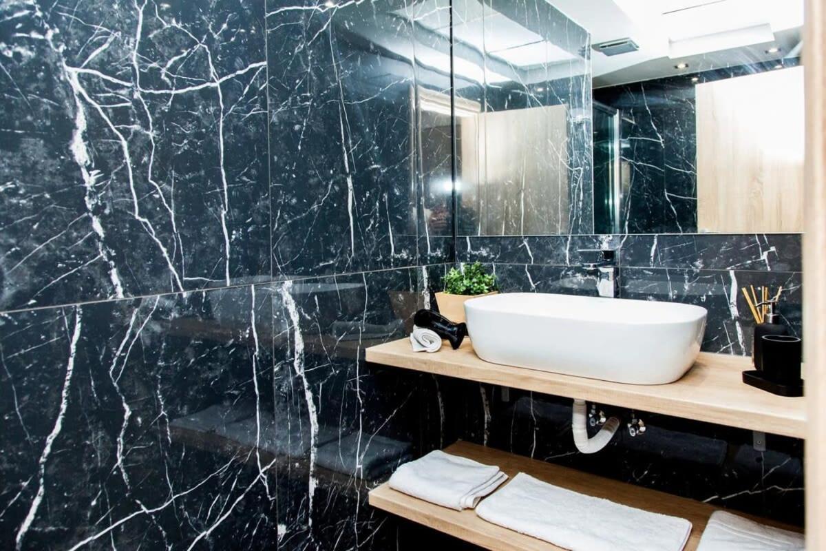 Contemporary And Chic Apartment In Central Athens Exterior photo